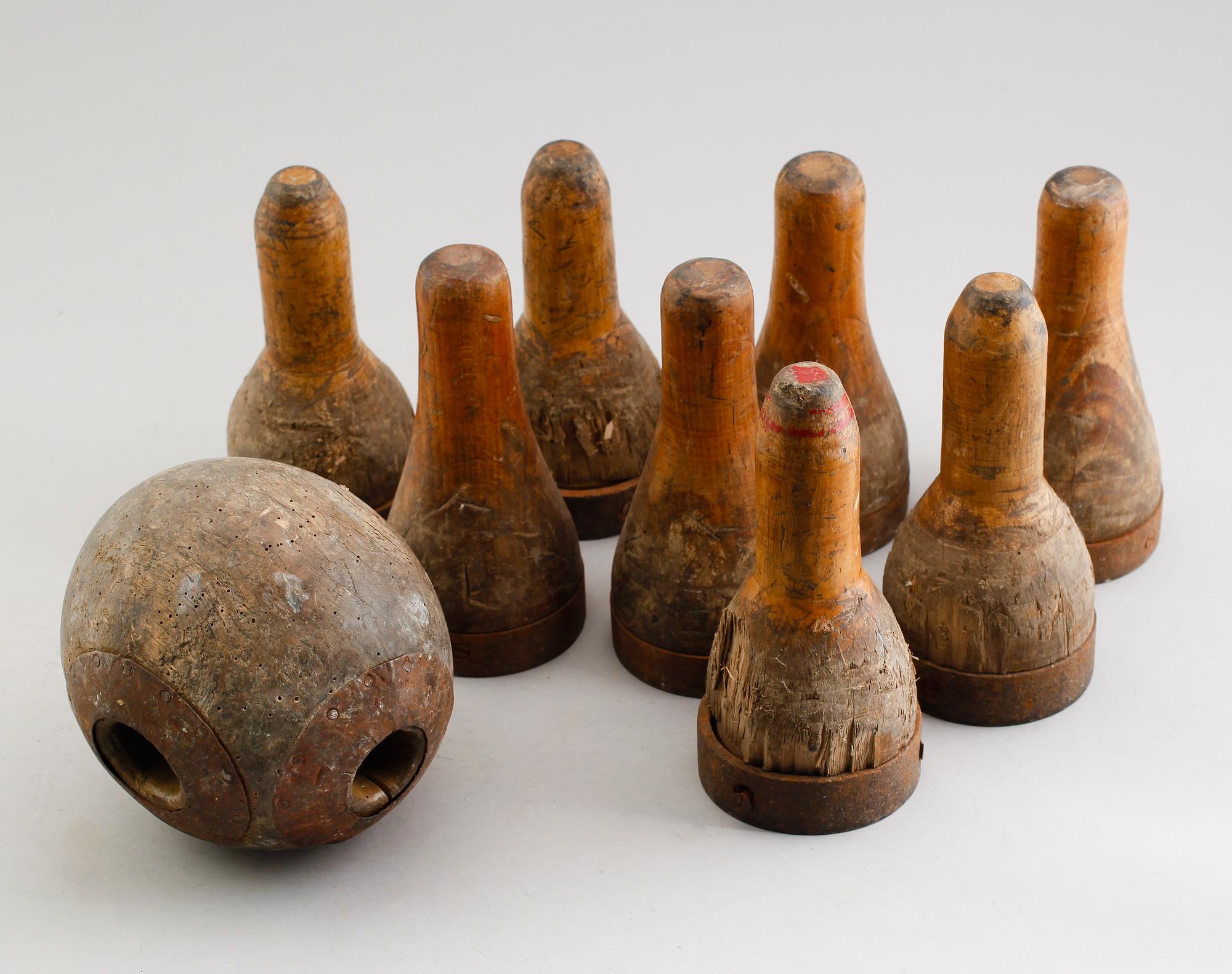 BOWLINGKLOT OCH KÄGLOR, 8 st, trä, omkring år 1900.