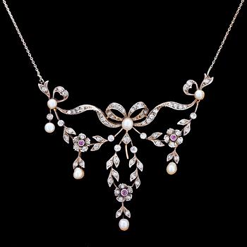 962. COLLIER, antikslipade diamanter, tot. ca 1.0 ct, rubiner och orientaliska pärlor. Ca 1890-tal.