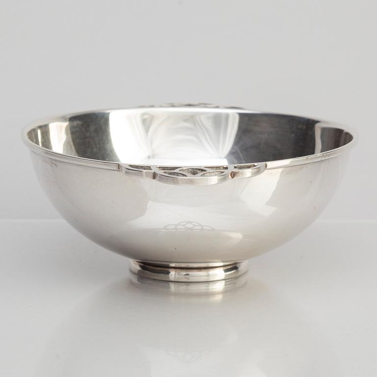 Skål med hänklar, silver, Köpenhamn 1938.