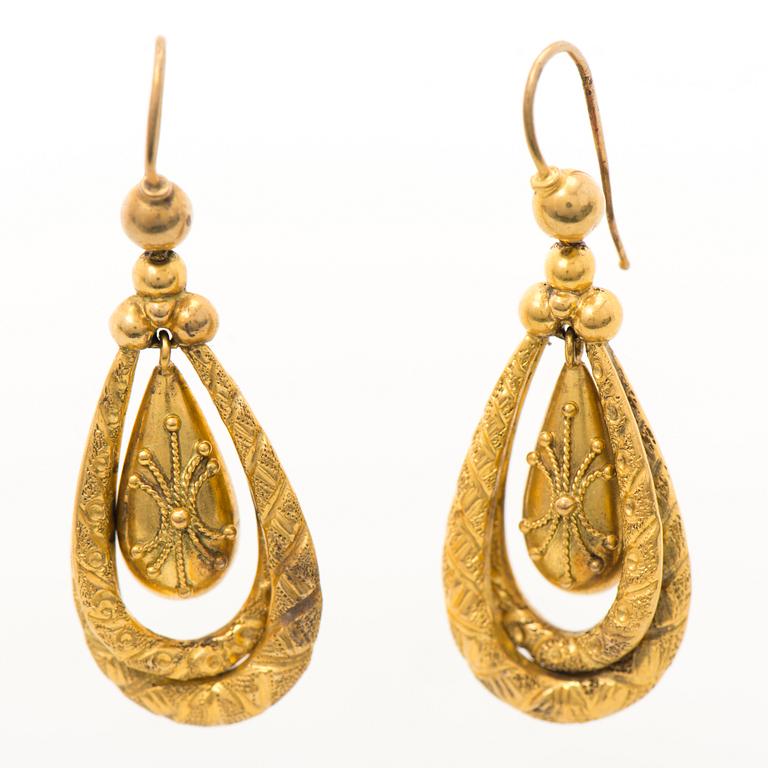 A PAIR OF EARRINGS, 14K gold, late 19th century.