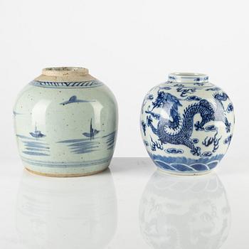 Två urnor samt en lockask, porslin, Kina, 1800-tal.