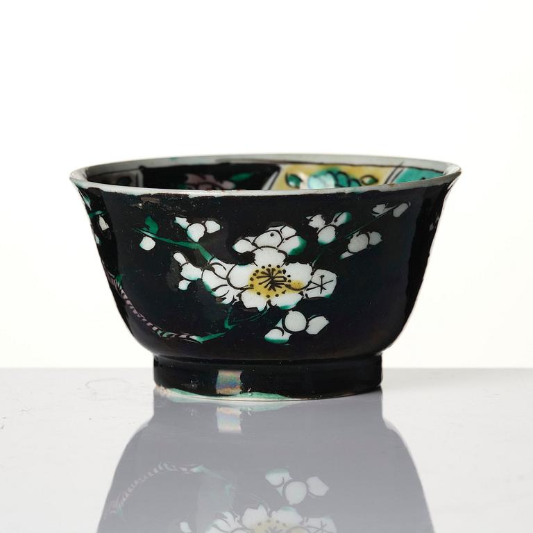 A famille noire cup with stand, Qing dynasty, Kangxi (1662-1722).