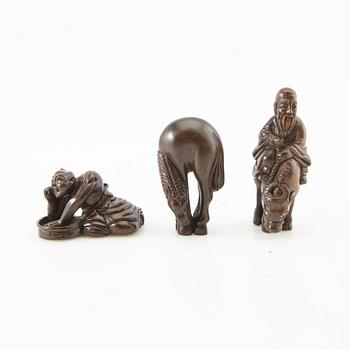 Netsuke, tre stycken, buxbom. Japan, 1900-tal.