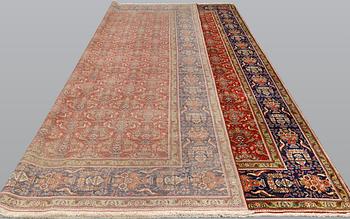 A Tabriz carpet, approx. 475 x 342 cm.