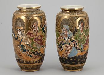 VASER, ett par, porslin, Satsuma, Japan.