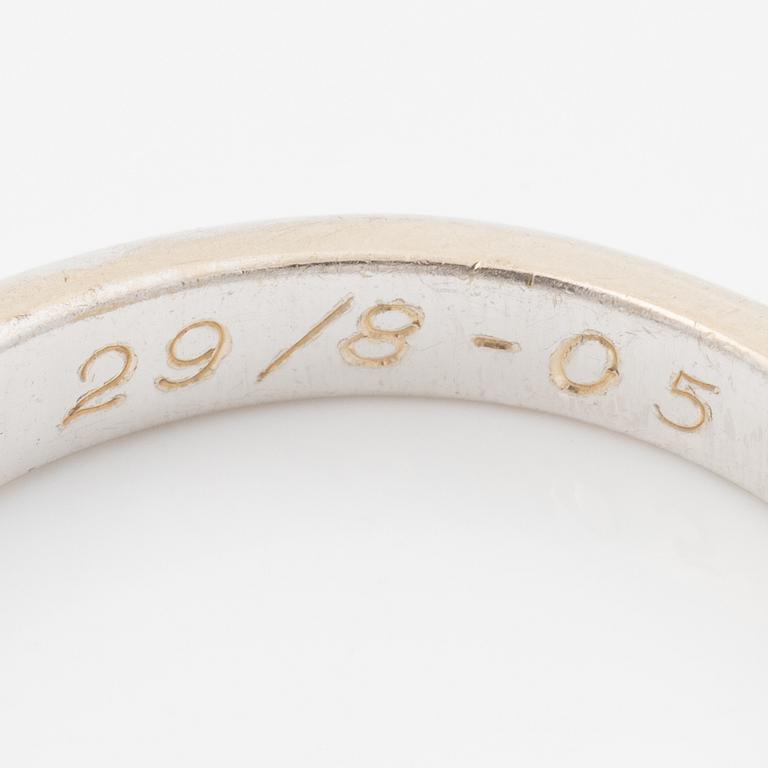 Ring in 18K white gold set with round brilliant-cut diamonds.