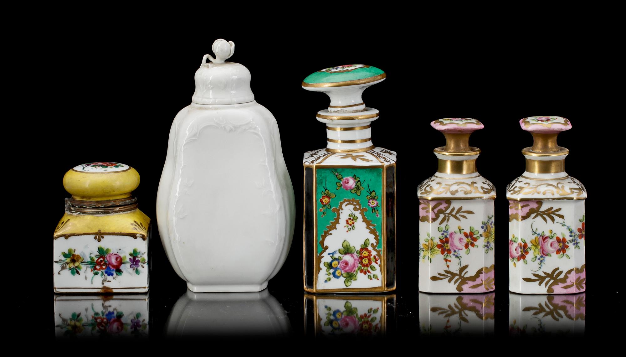 PARTI PORSLIN, 5 delar, bl.a. Berlin samt Sevresliknande märkning, 1800/1900-tal.