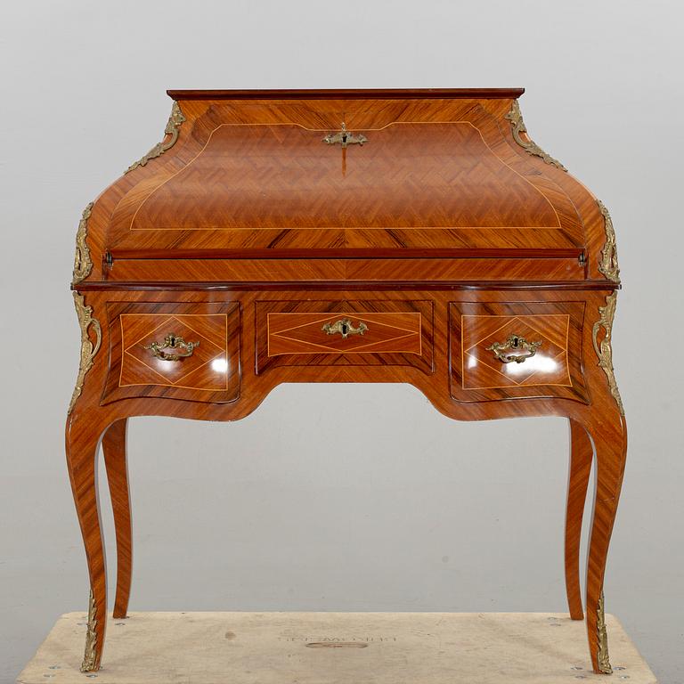 SEKRETÄR. Rokoko-stil, 1900-talets mitt.