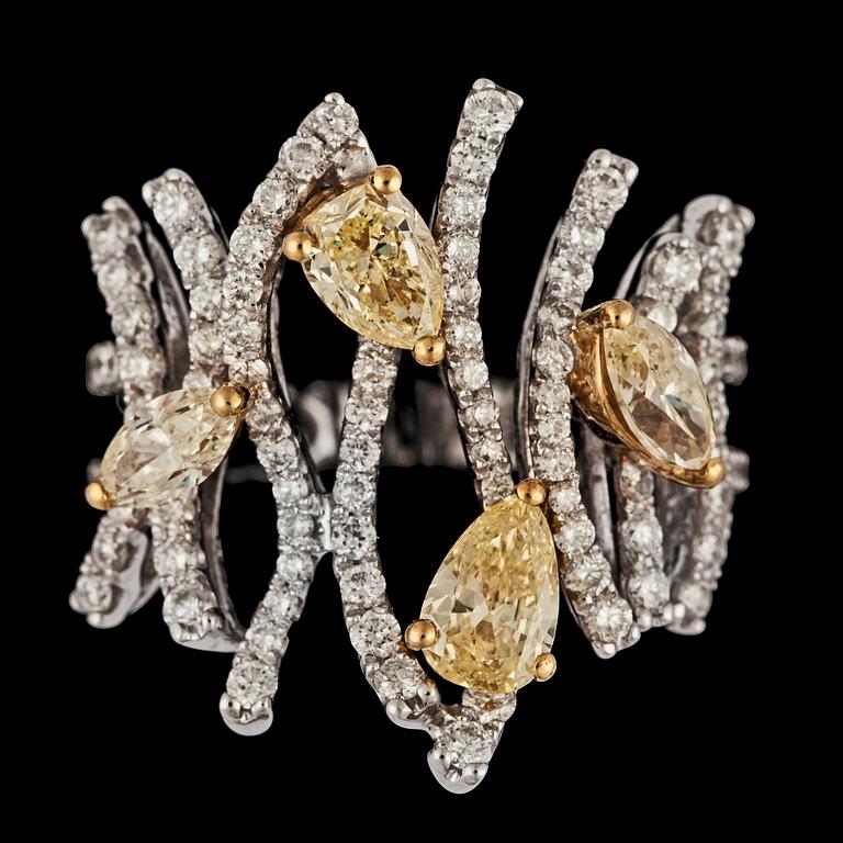 A brilliant cut white diamond, tot. 1.09 cts and fancy yellow diamond ring, tot. 1.32 cts.