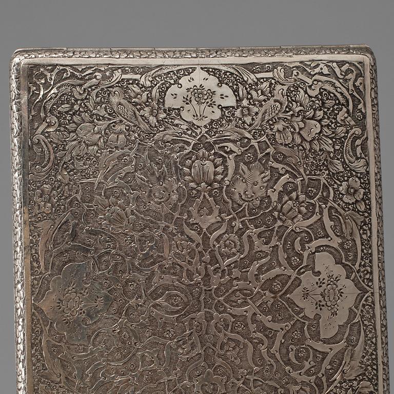 CIGARETTETUIER, 2 st, silver, bl.a. England, 1900-tal. Vikt ca 364 gram.