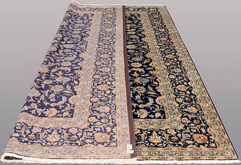 A CARPET, Kashan, ca 372 x 261 cm.