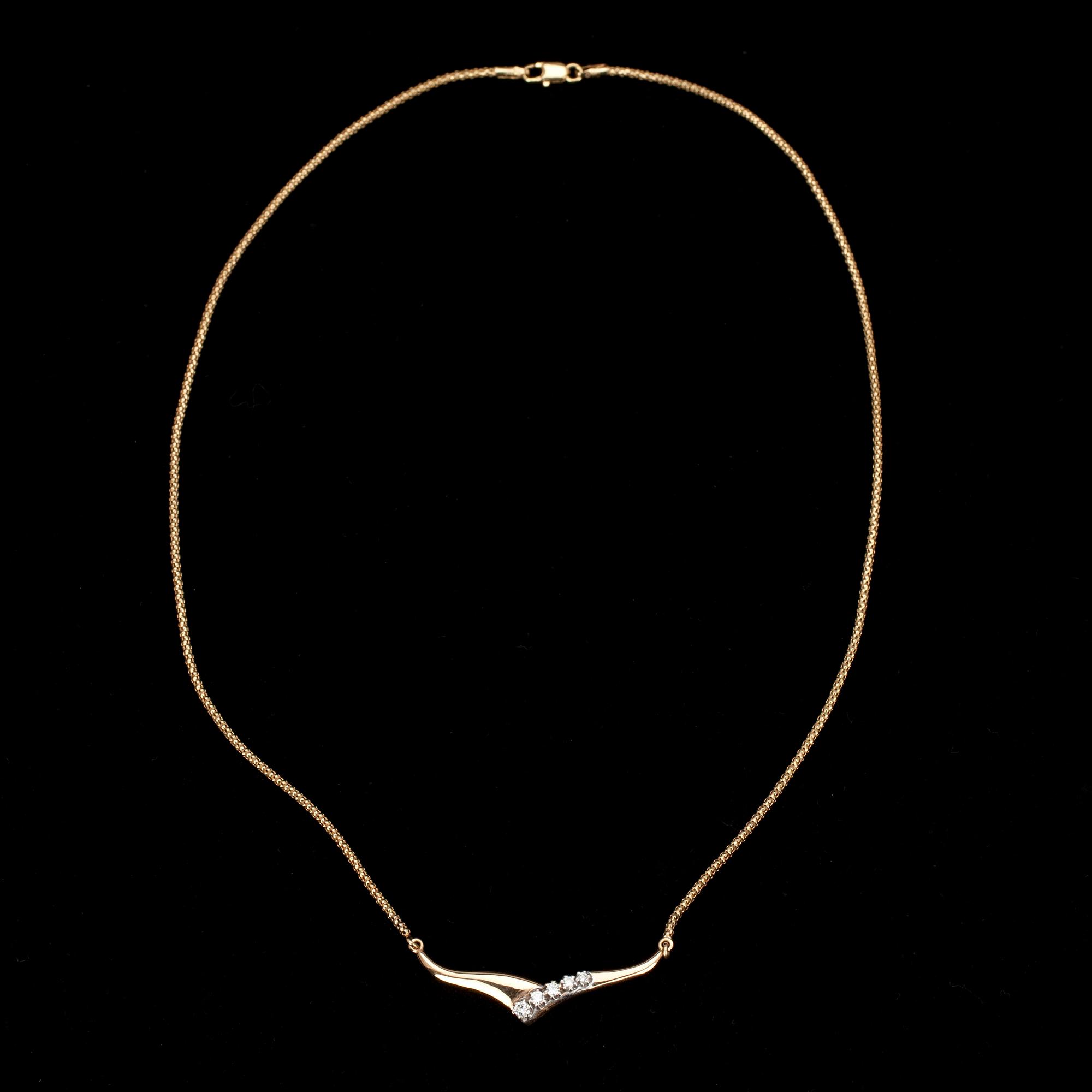 HALSSMYCKE, guld 14K, 5 st briljantslipade diamanter. Vikt 5,9 g.