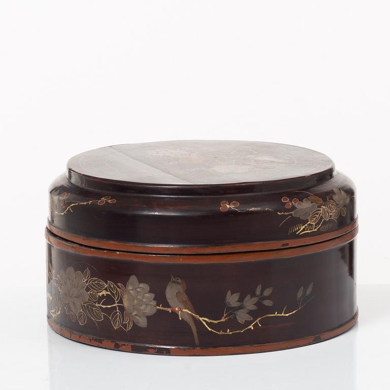 A Chinese lacquer food container, 20th century.