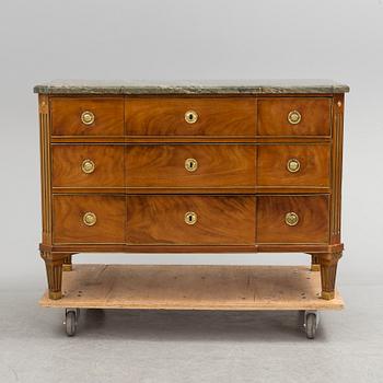 A late Gustavian late 18th century mahogany veneered chest of drawers.