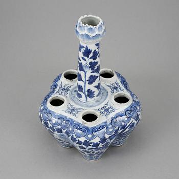 TULPANVAS. Porslin, Kina, 1800-tal.
