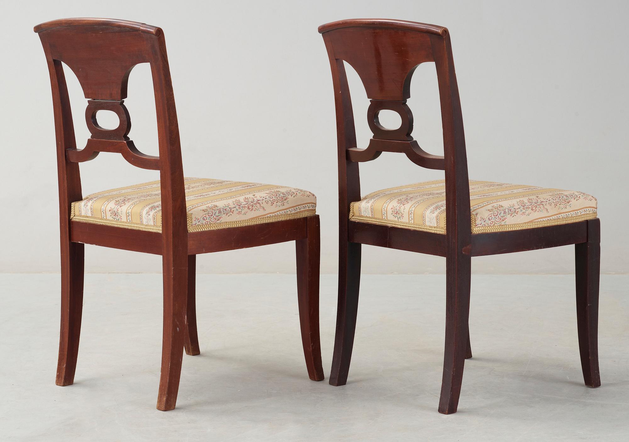 STOLAR, ett par. Empirestil. Troligen Ryssland omkring år 1900.