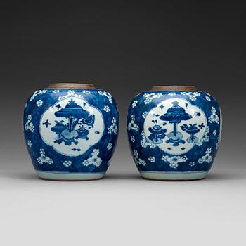 517. A pair of blue and white jar, Qing dynasty 18th century.