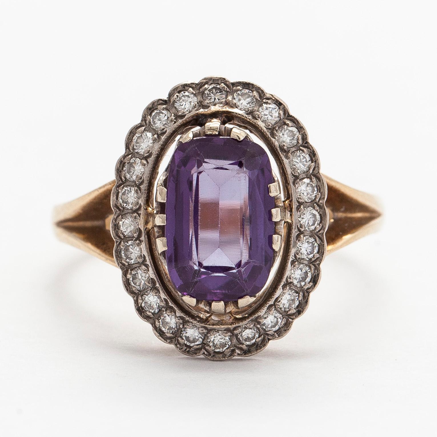 Ring, 14K guld, diamanter, syntetisk korund.