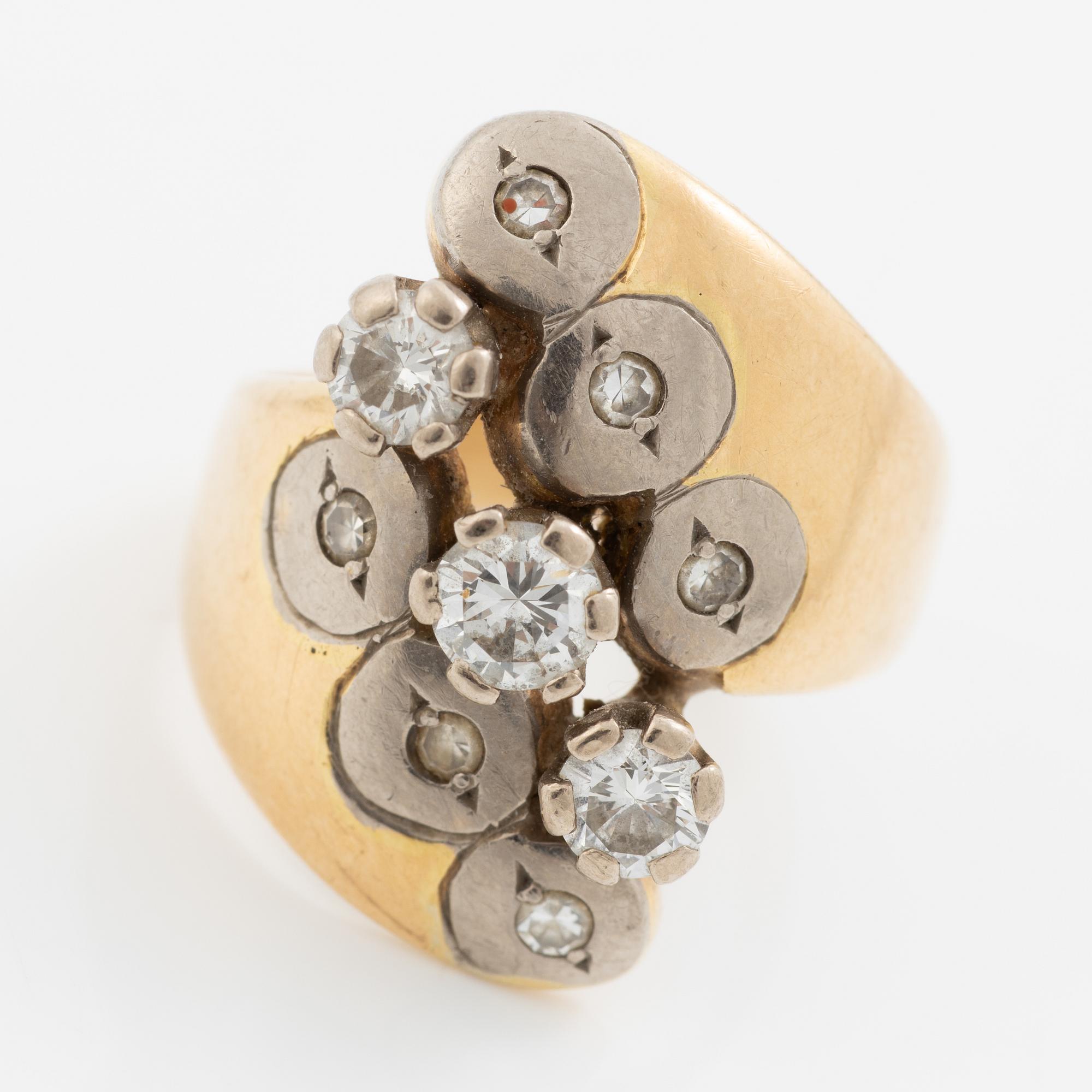Ring, 18K gold with three brilliant-cut diamonds and small diamonds.