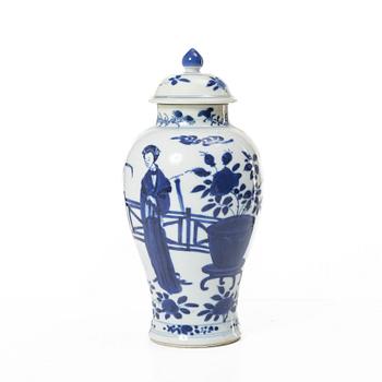 A Chinese blue and white porcelain vase with cover, Qing dynasty, Kangxi (1662-1722).