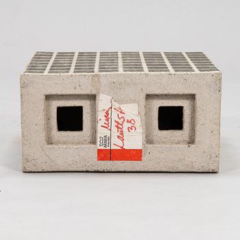 Minni Lukander, A sculpture /urn signed Minni 1984 Arabia.