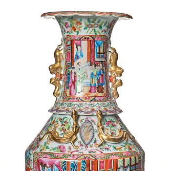A large Canton famille rose vase, Qing dynasty, 19th Century.
