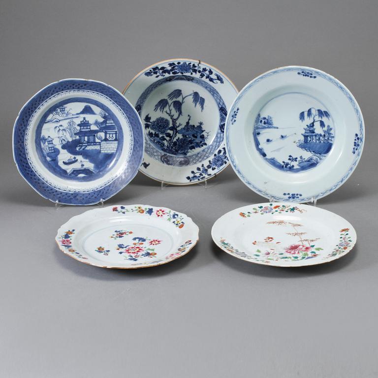TALLRIKAR, 5 st, porslin, Kina, 1700-tal, respektive tidigt 1800-tal.