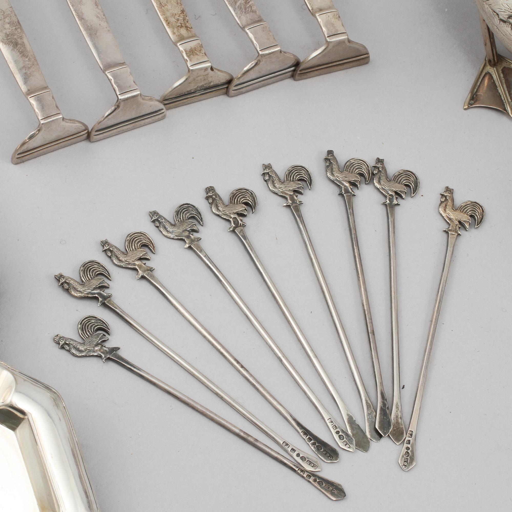 PARTI SILVER, 35 delar, delvis låghaltigt, mestadels Sverige, 1800- och 1900-tal, vikt exklusive sten 644 g.
