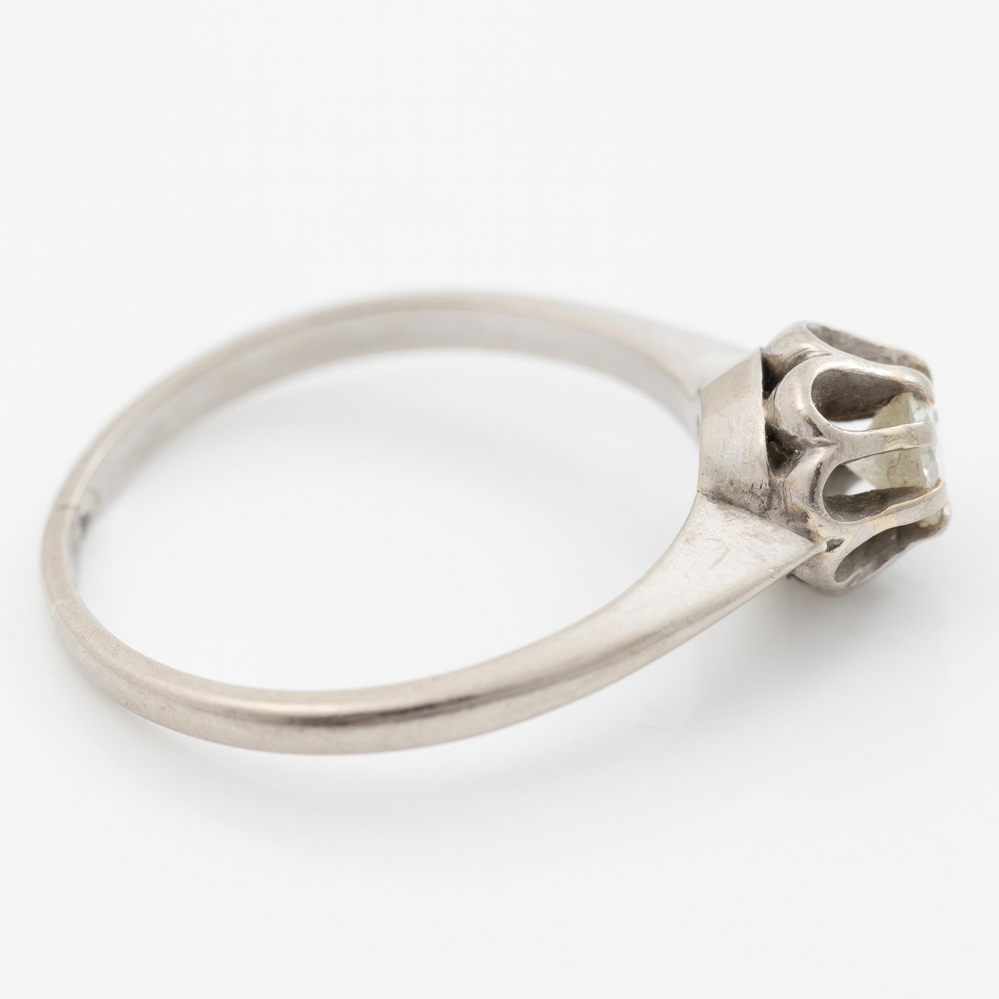 18K white gold ring with a brilliant-cut diamond.