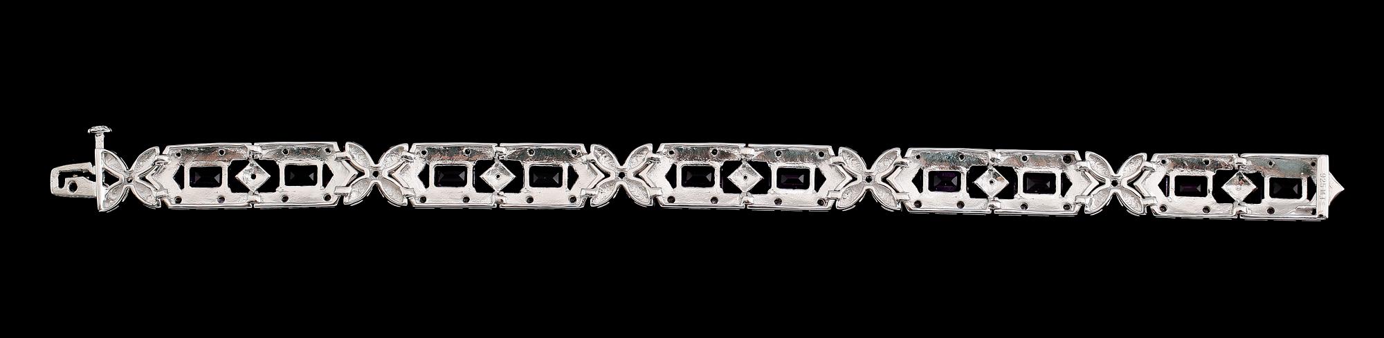 ARMBAND, sterlingsilver, ametister tot ca 11.00 ct, vita topaser tot ca 1.50 ct.