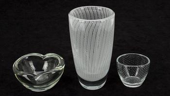 KONSTGLAS, 3 st, Kaj Franck 2 st signerade, Notsjö -52 och -54 samt Gunnel Nyman, ej signerad.