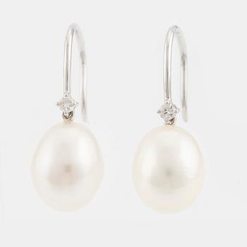 Örhängen 18K vitguld med odlade sötvattenspärlor och briljantslipade diamanter.
