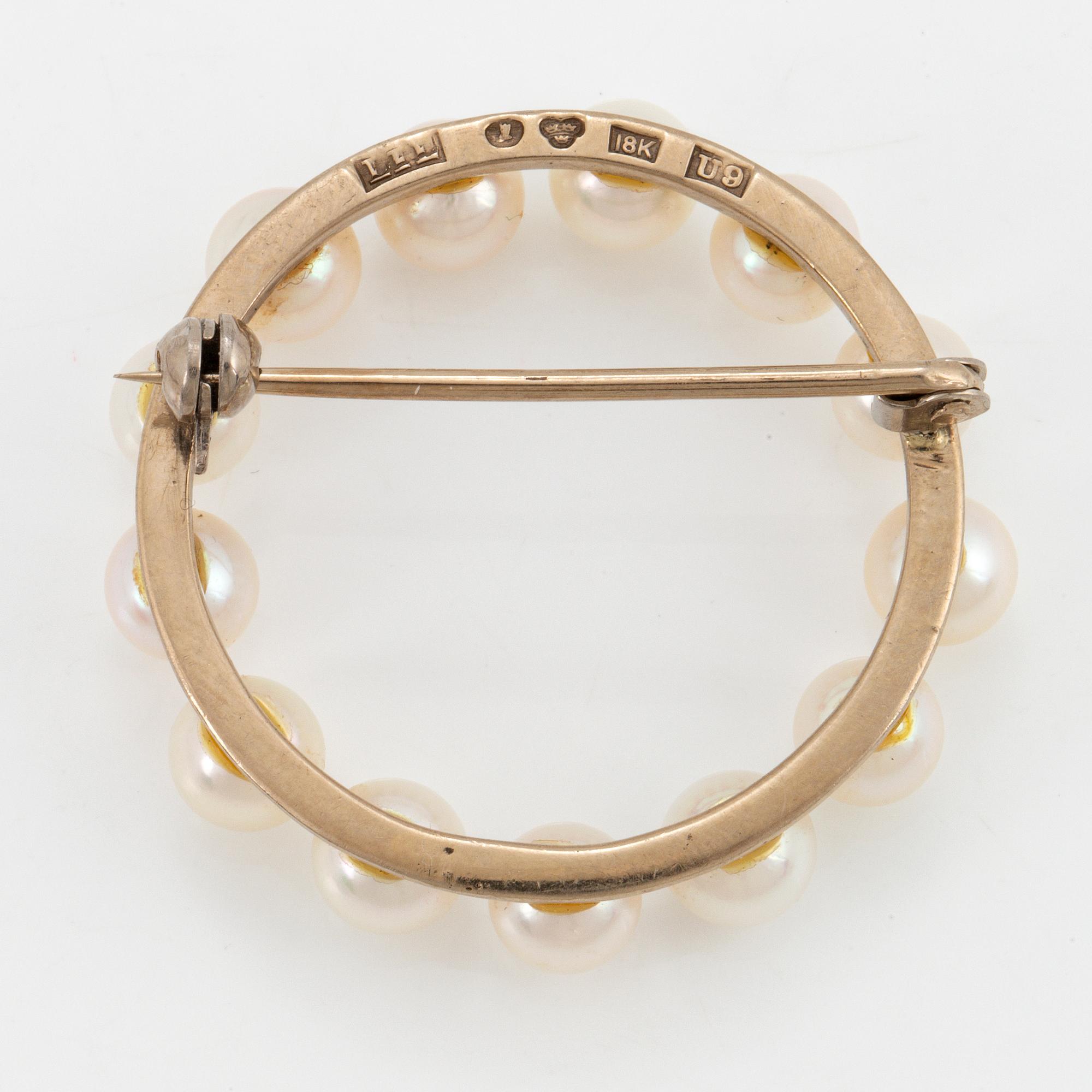 An 18K gold brooch set with cultured pearls ca 6 mm.