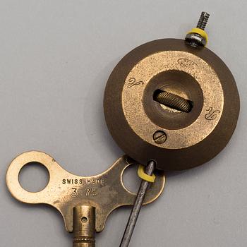 A MANTLE CLOCK, gilt bronze ca 1850.