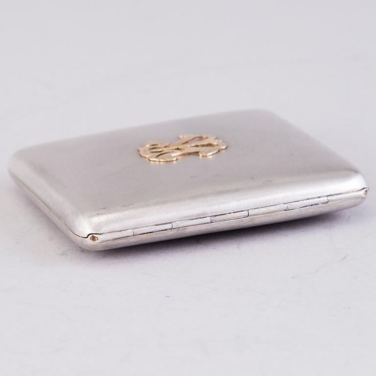 CIGARETTETUI, silver, förgyllt silver, stämplat PP, Helsingfors. Kring 1950.