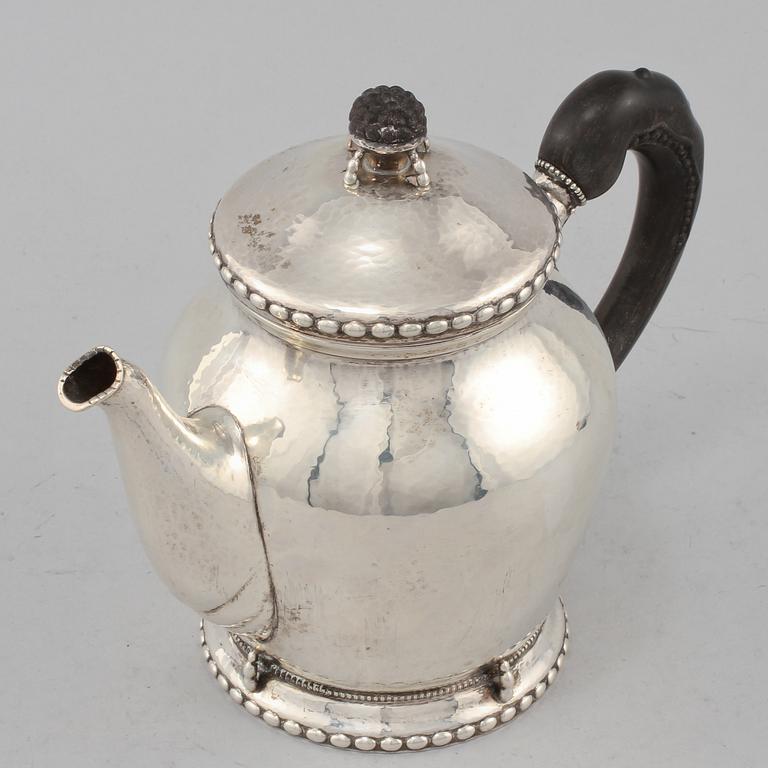 TEKANNA, silver, CG Hallberg, Stockholm, 1920, vikt 575 g.