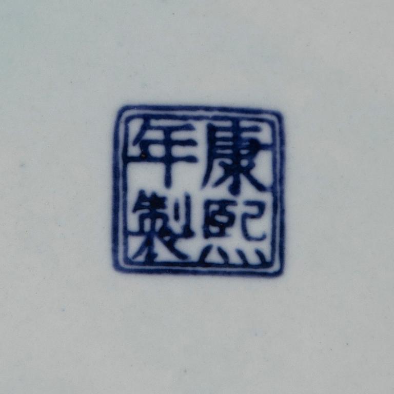 Urn with lid, China, 20th century.