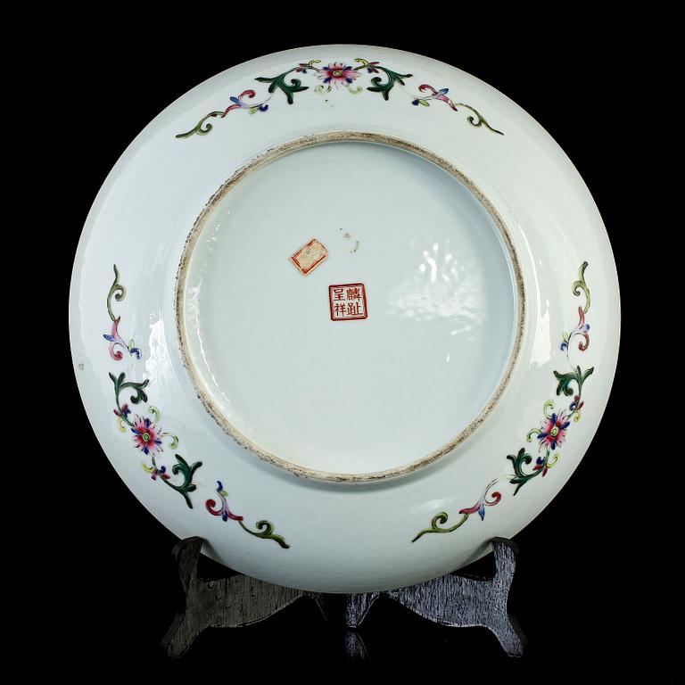 BOJANER, 3 st, samt SKÅLFAT, porslin, Kina, 1900-tal.