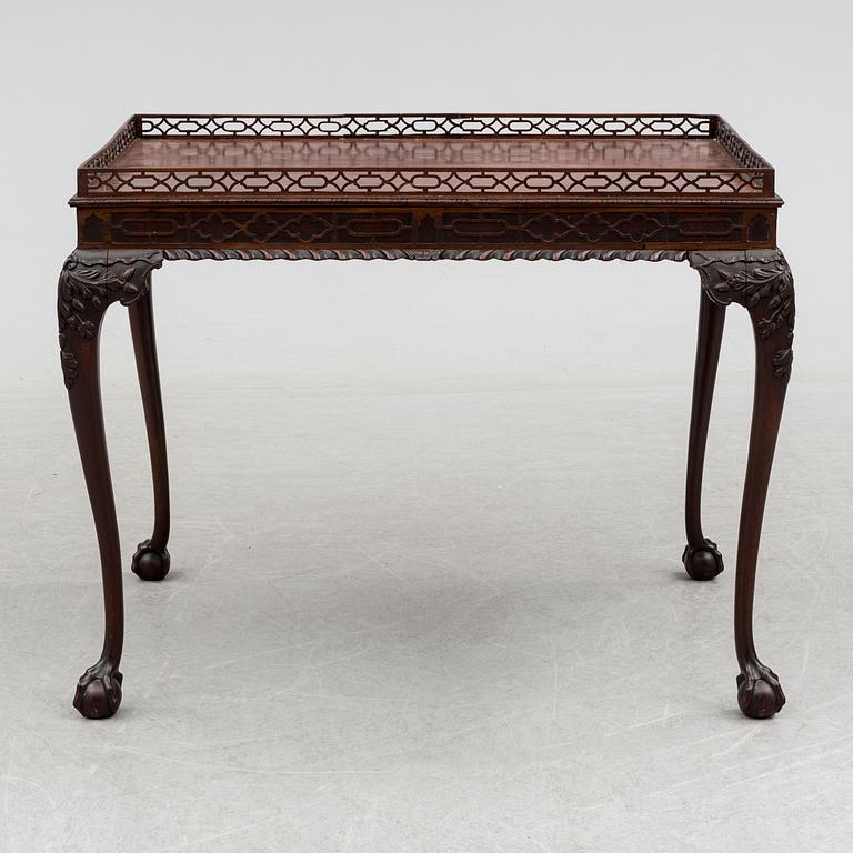 A mahogany table, Chippendale-style, England, 19th century.