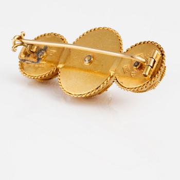 BROSCH, 18K guld samt 3 pärlor, BE, Kristianstad, 1885. Vikt 6,9 gram.
