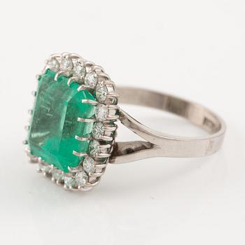 Ring, cocktailring, 18K vitguld med smaragdslipad smaragd och briljantslipade diamanter.