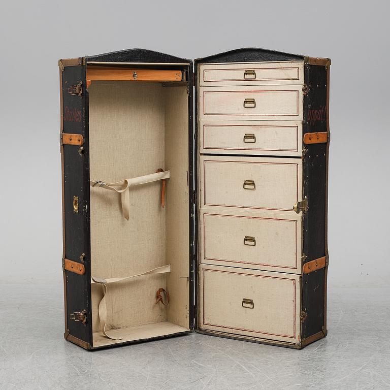 A trunk from the early 1900's.