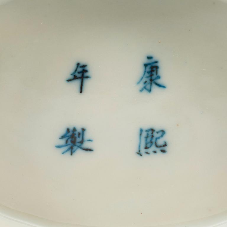 PILGRIMSKRUS, ett par, porslin. Sen Qing dynasti (1644-1912) med Kangxi fyra karaktärers märke.