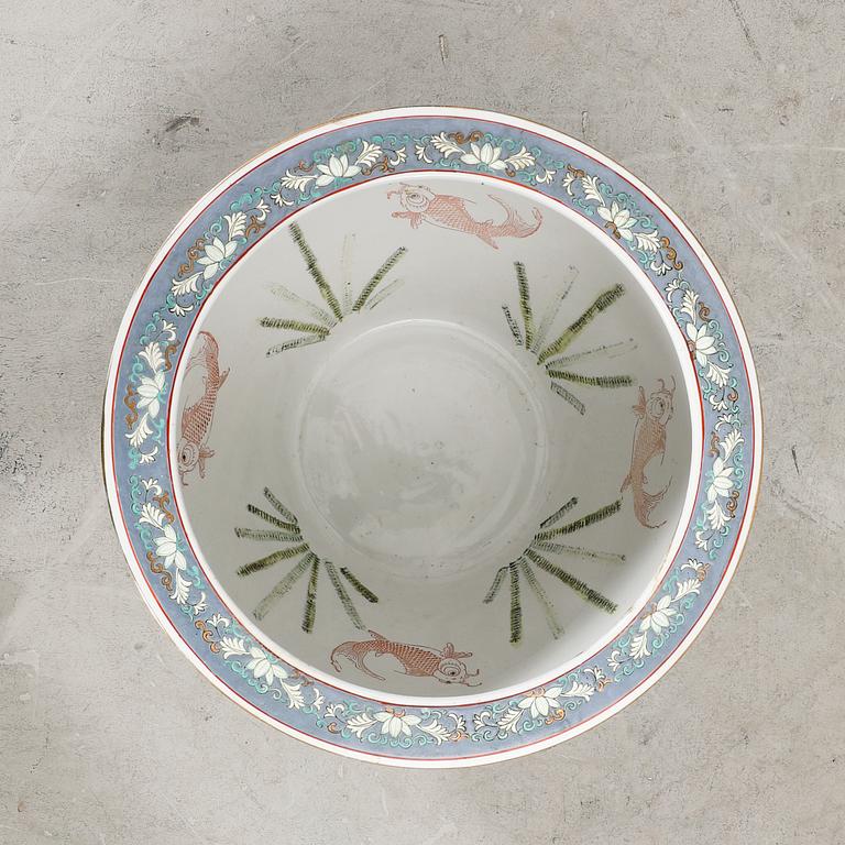 Fiskbassäng Kina  1900-tal porslin.
