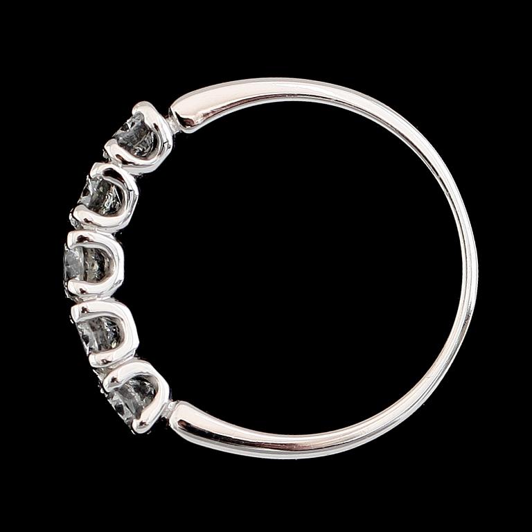 RING, 18K vitguld 5 briljantslipade diamanter tot ca 1.07 ct.