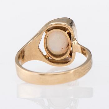 RING, 18K guld, opal. Vikt ca 6,4 g.