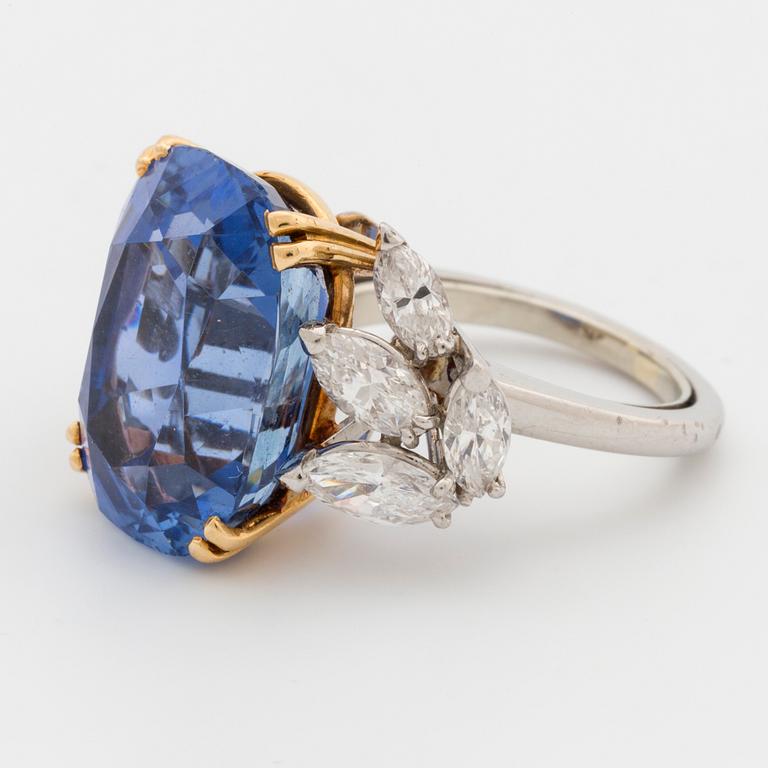RING med en kuddformad fasettslipad safir.