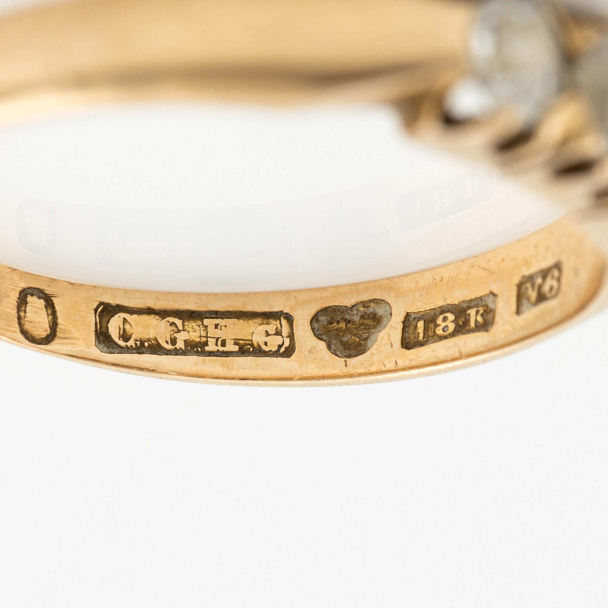 Ringar, 2 st,  14K guld respektive 18K guld med små diamanter.