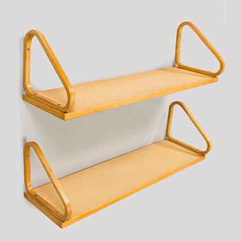 Alvar Aalto, vägghyllor, 2 st, modell 112/L för O.Y. Huonekalu- ja Rakennustyötehdas A.B 1900-talets mitt.