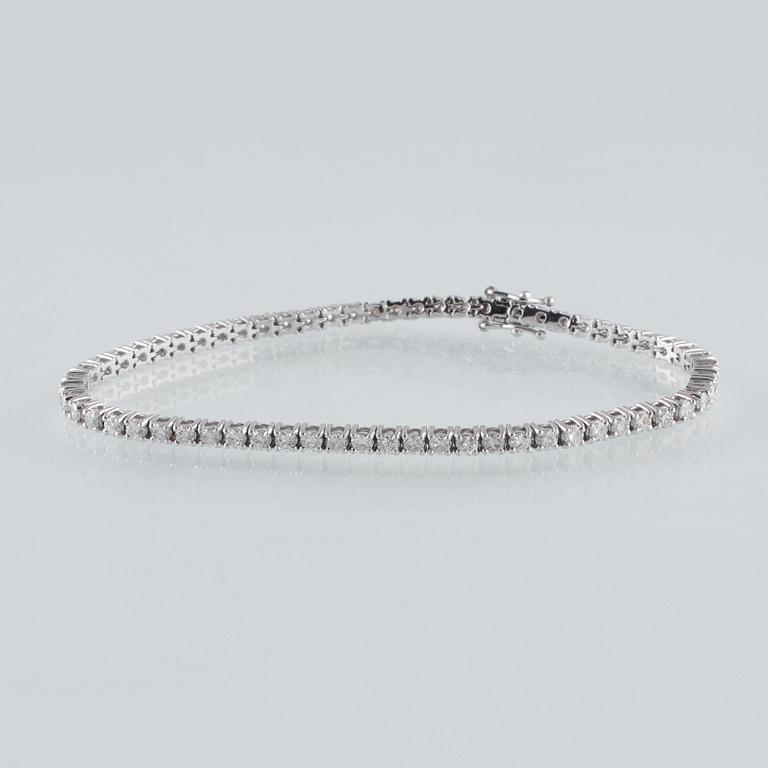 ARMBAND, 18K vitguld med briljantslipade diamanter ca 3.55 ct. Vikt 10,9 gram.